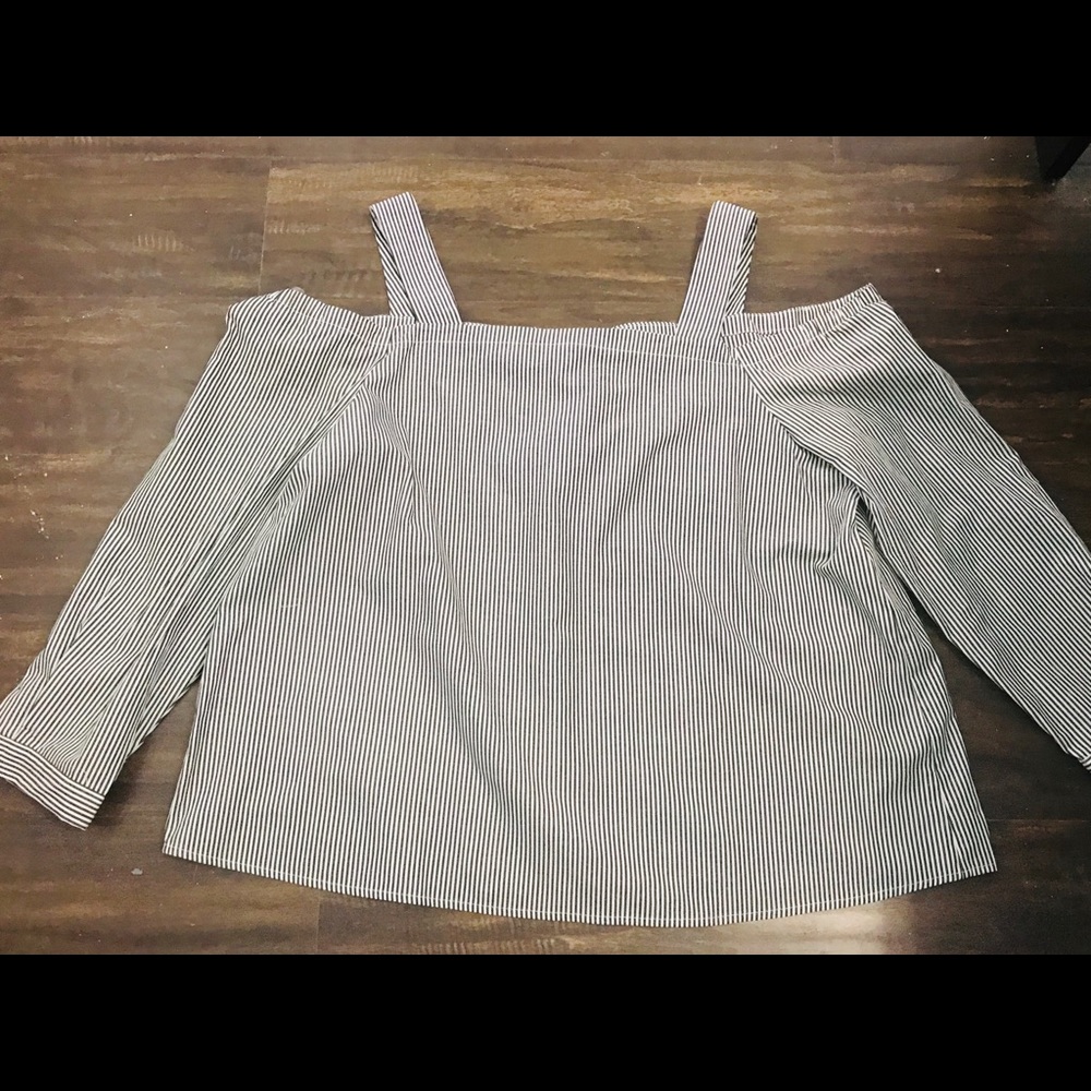 Nine West NWT Women’s Cold Shoulder Blouse